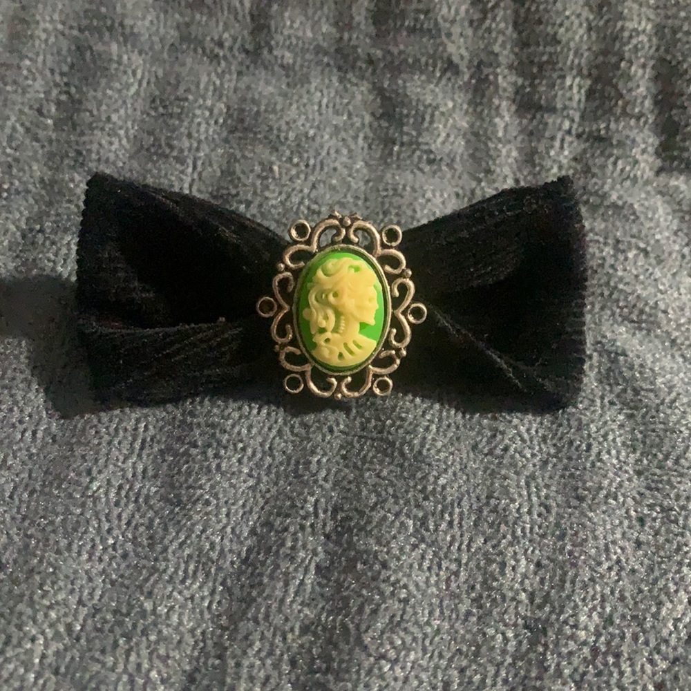 Black mini hair bow with skeleton frame